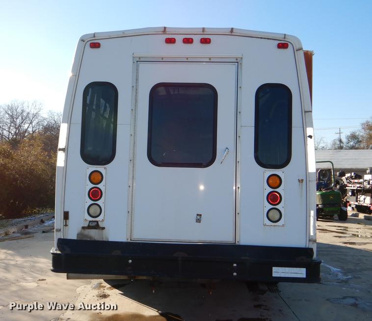 image for item DF1616 2001 Ford Econoline E450 Super Duty shuttle bus
