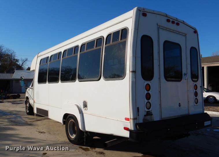 image for item DF1616 2001 Ford Econoline E450 Super Duty shuttle bus