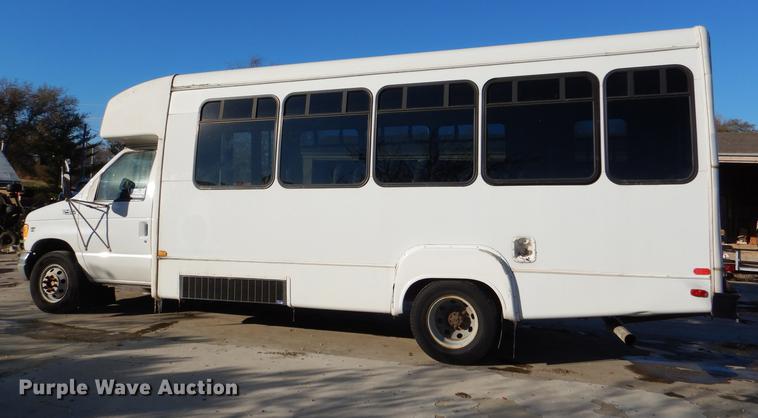 image for item DF1616 2001 Ford Econoline E450 Super Duty shuttle bus