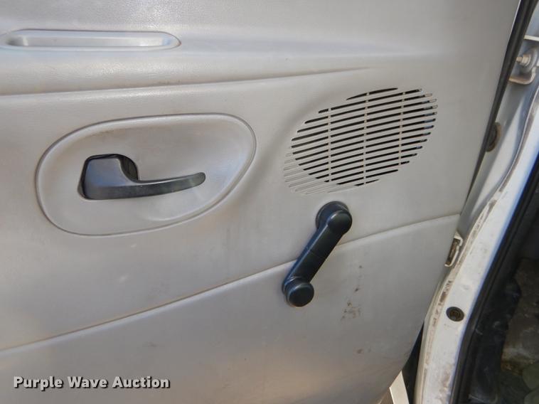 image for item DF1616 2001 Ford Econoline E450 Super Duty shuttle bus