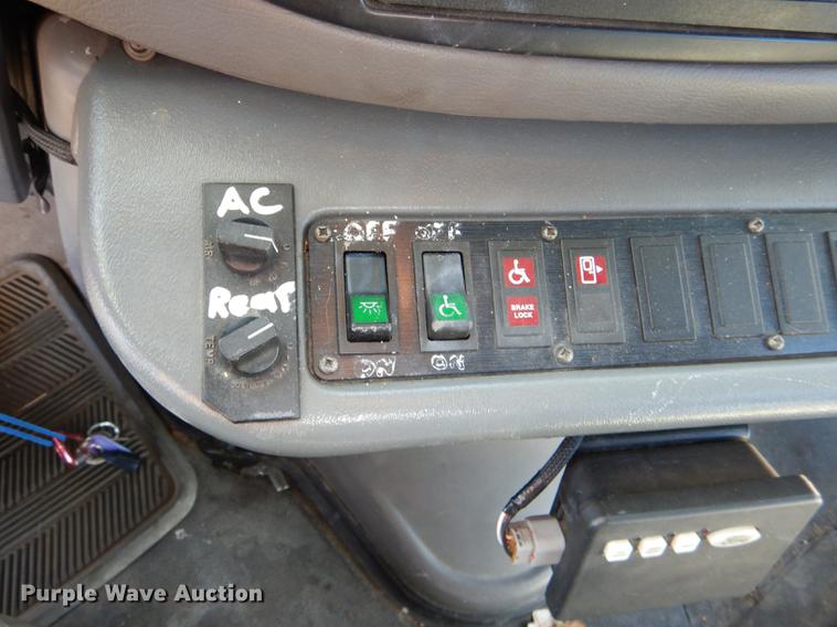 image for item DF1616 2001 Ford Econoline E450 Super Duty shuttle bus