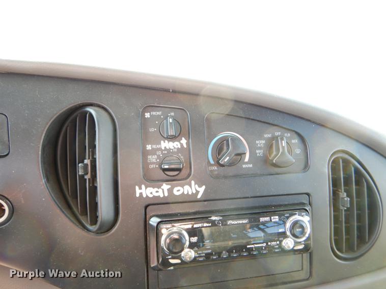 image for item DF1616 2001 Ford Econoline E450 Super Duty shuttle bus