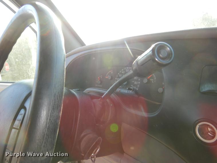 image for item DF1616 2001 Ford Econoline E450 Super Duty shuttle bus