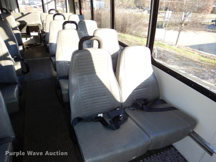 image for item DF1616 2001 Ford Econoline E450 Super Duty shuttle bus