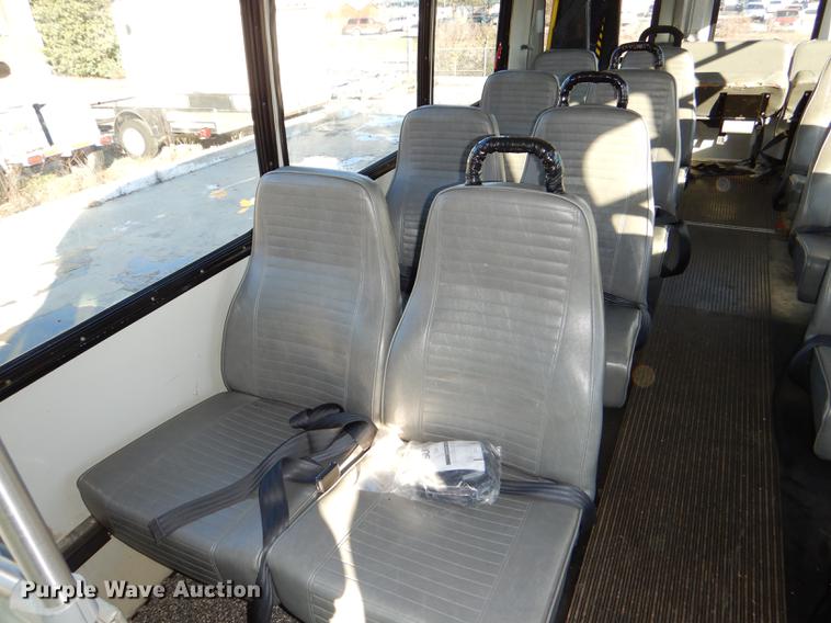 image for item DF1616 2001 Ford Econoline E450 Super Duty shuttle bus