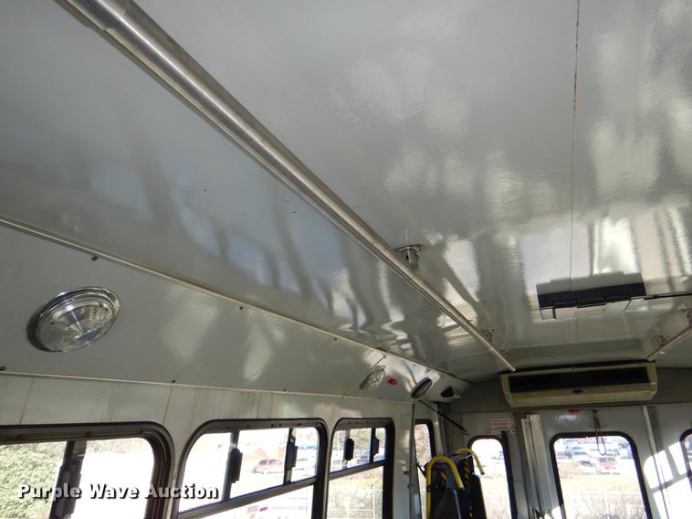 image for item DF1616 2001 Ford Econoline E450 Super Duty shuttle bus