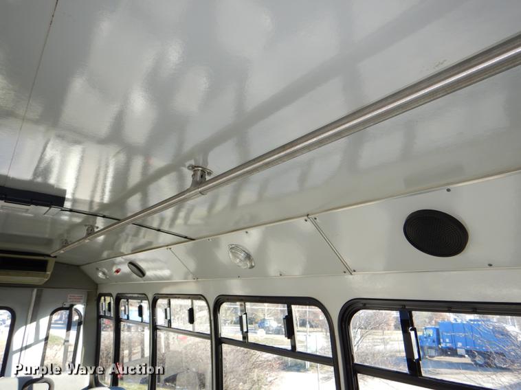 image for item DF1616 2001 Ford Econoline E450 Super Duty shuttle bus