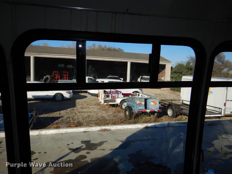 image for item DF1616 2001 Ford Econoline E450 Super Duty shuttle bus