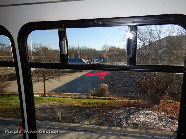 image for item DF1616 2001 Ford Econoline E450 Super Duty shuttle bus