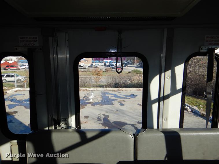 image for item DF1616 2001 Ford Econoline E450 Super Duty shuttle bus