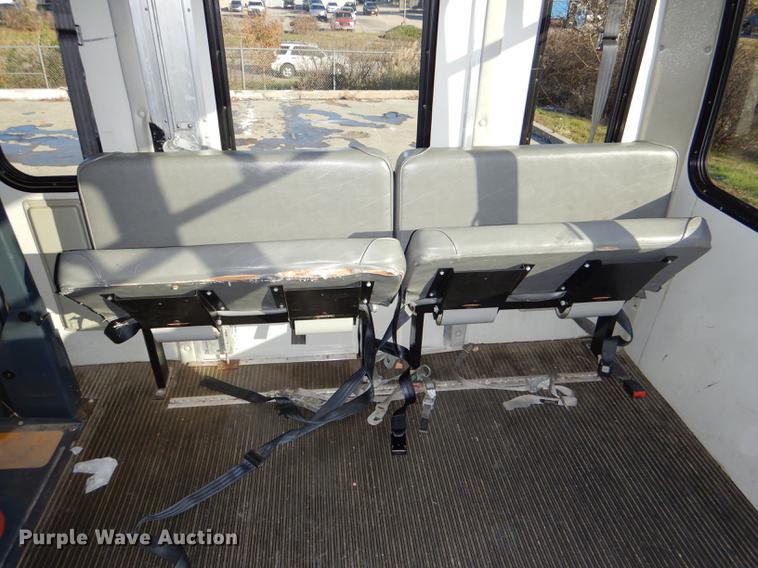 image for item DF1616 2001 Ford Econoline E450 Super Duty shuttle bus