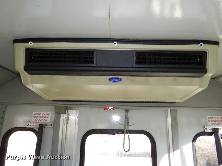 image for item DF1616 2001 Ford Econoline E450 Super Duty shuttle bus