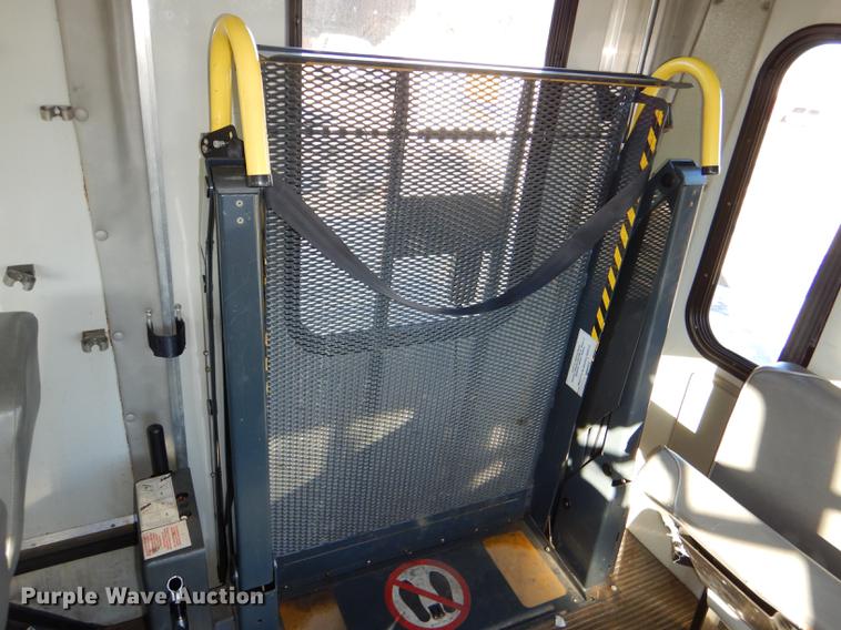 image for item DF1616 2001 Ford Econoline E450 Super Duty shuttle bus