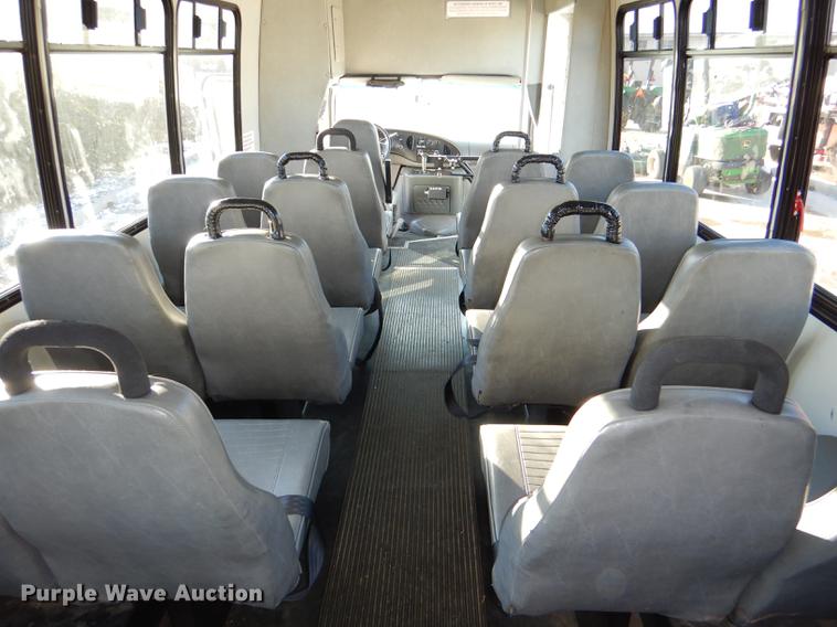 image for item DF1616 2001 Ford Econoline E450 Super Duty shuttle bus
