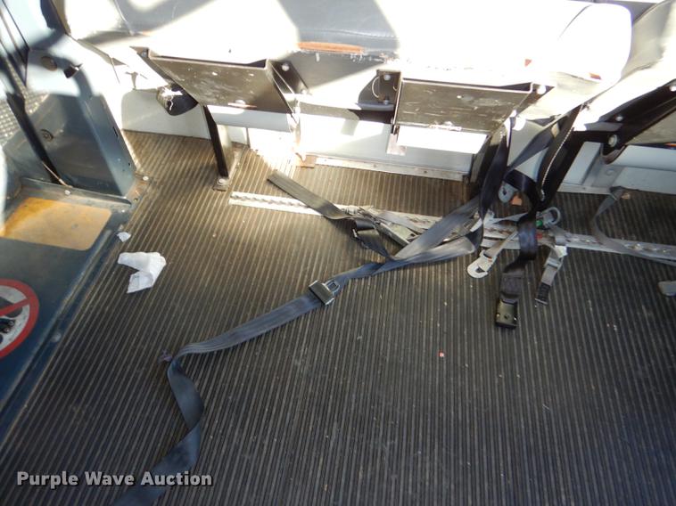 image for item DF1616 2001 Ford Econoline E450 Super Duty shuttle bus