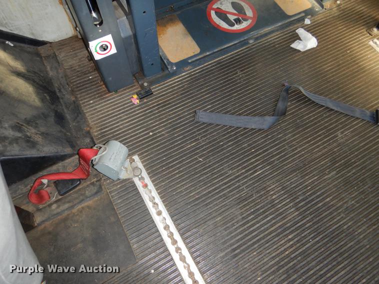 image for item DF1616 2001 Ford Econoline E450 Super Duty shuttle bus