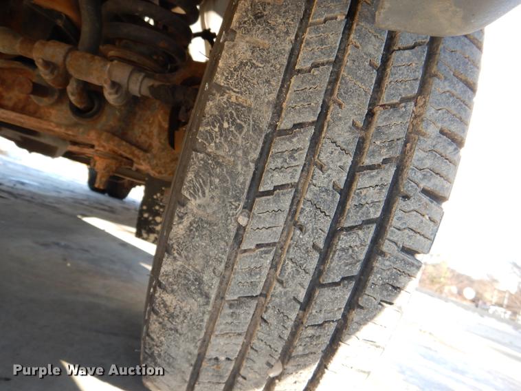 image for item DF1616 2001 Ford Econoline E450 Super Duty shuttle bus