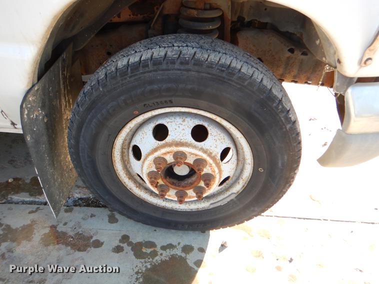 image for item DF1616 2001 Ford Econoline E450 Super Duty shuttle bus