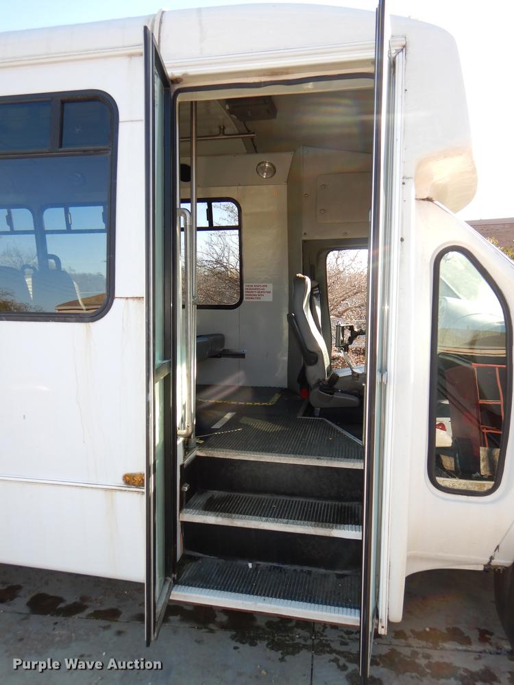 image for item DF1616 2001 Ford Econoline E450 Super Duty shuttle bus