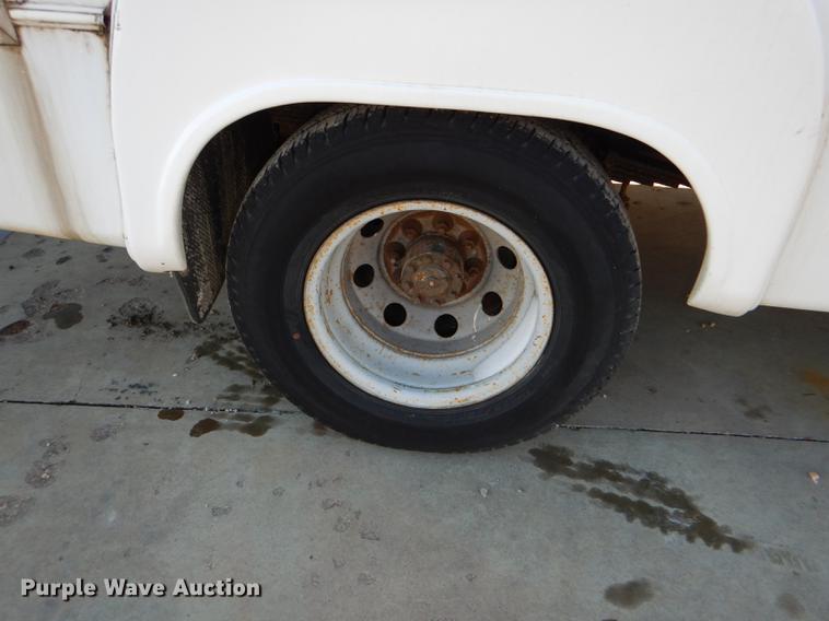 image for item DF1616 2001 Ford Econoline E450 Super Duty shuttle bus