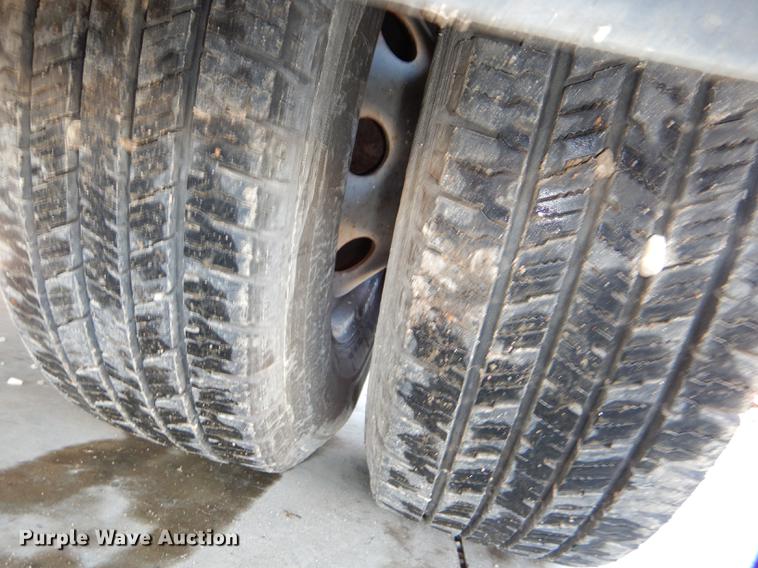 image for item DF1616 2001 Ford Econoline E450 Super Duty shuttle bus