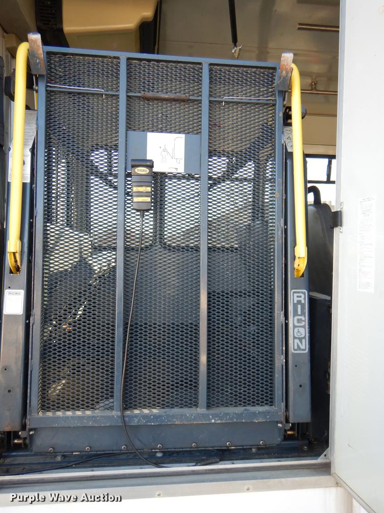 image for item DF1616 2001 Ford Econoline E450 Super Duty shuttle bus