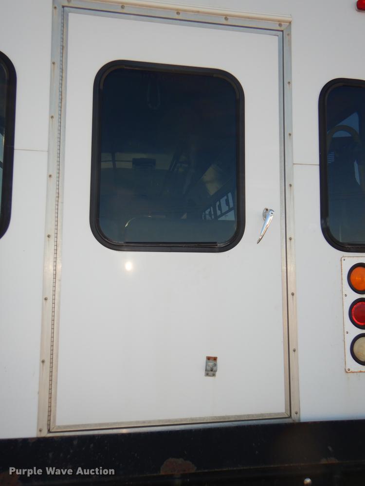 image for item DF1616 2001 Ford Econoline E450 Super Duty shuttle bus