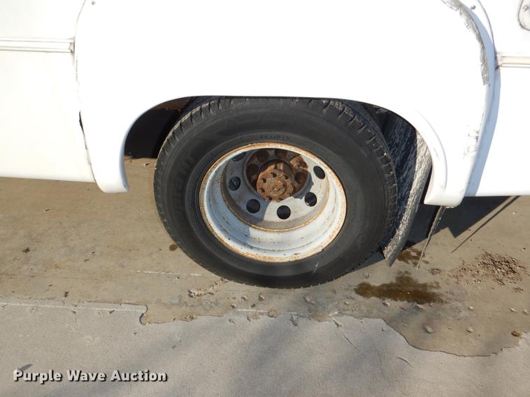 image for item DF1616 2001 Ford Econoline E450 Super Duty shuttle bus