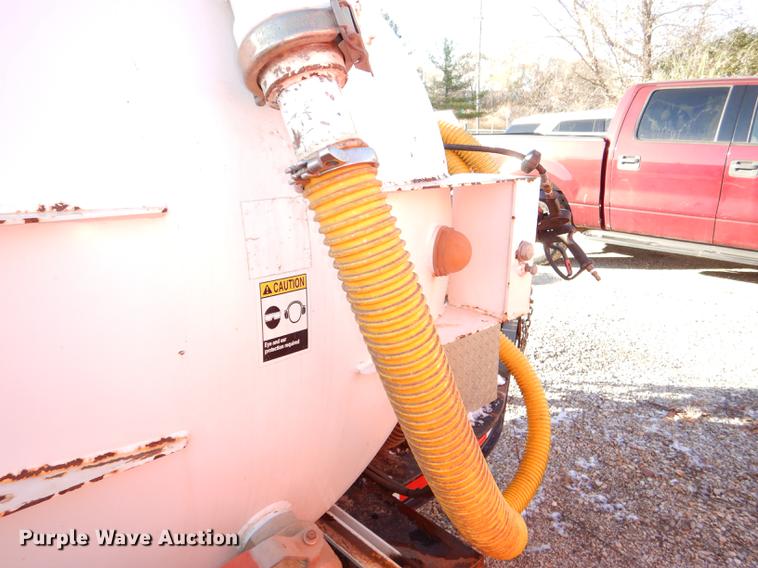 image for item DF1623 2008 E H Wachs Trav-L-Vac vacuum trailer