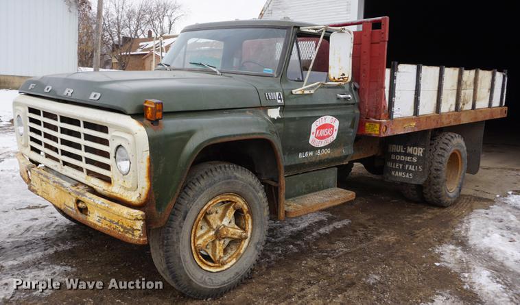 image for item DF1647 1976 Ford F600 dump truck