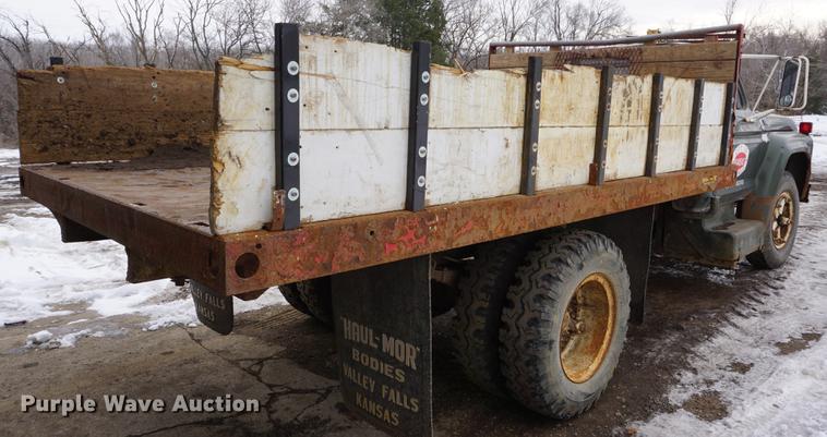 image for item DF1647 1976 Ford F600 dump truck