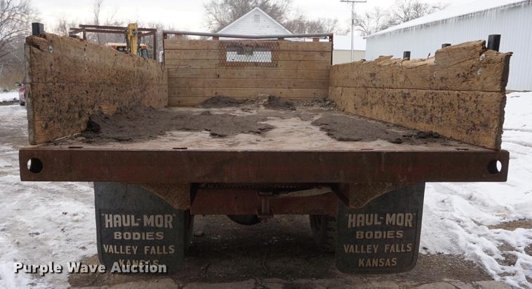 image for item DF1647 1976 Ford F600 dump truck