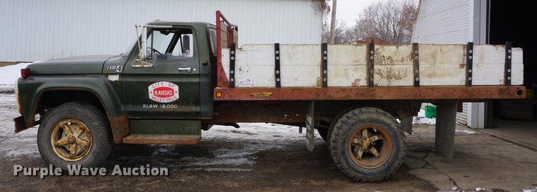 image for item DF1647 1976 Ford F600 dump truck