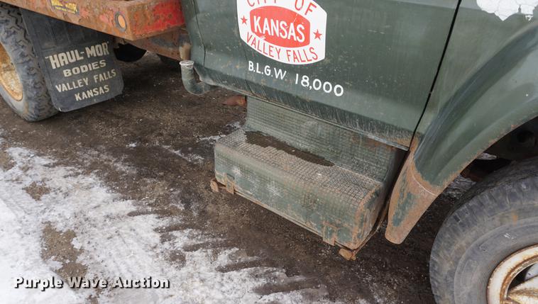 image for item DF1647 1976 Ford F600 dump truck