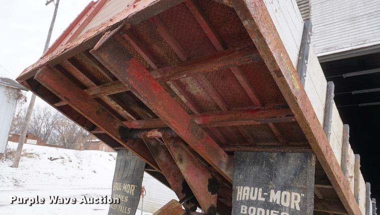 image for item DF1647 1976 Ford F600 dump truck