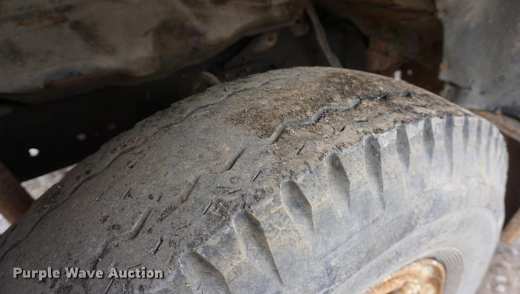 image for item DF1647 1976 Ford F600 dump truck