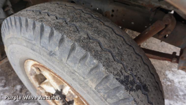 image for item DF1647 1976 Ford F600 dump truck