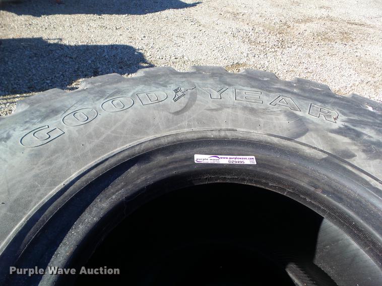 image for item DZ9495 (2) Goodyear 23.5R25 tires