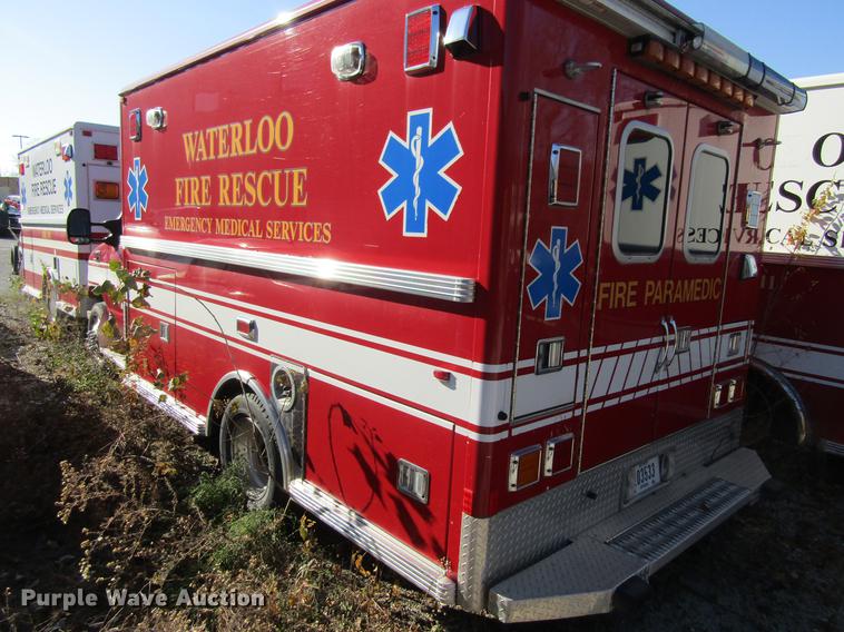 image for item EU9526 2005 Ford E350 Super Duty ambulance
