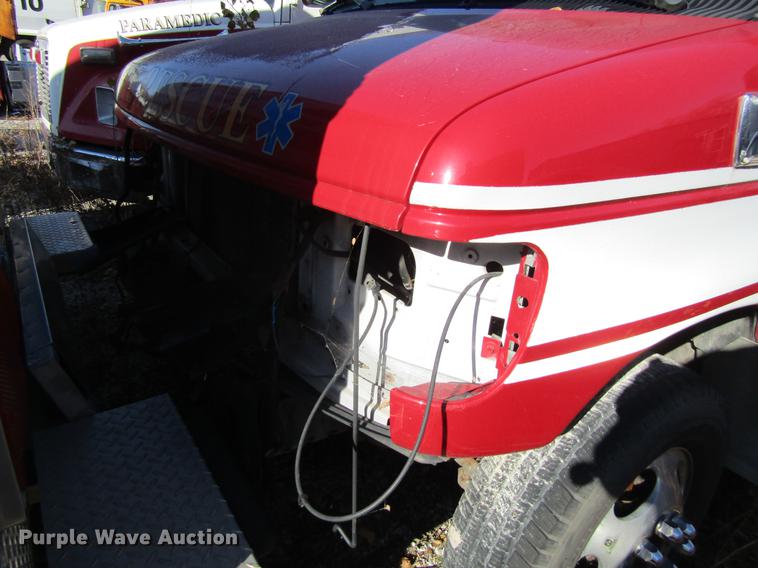 image for item EU9526 2005 Ford E350 Super Duty ambulance