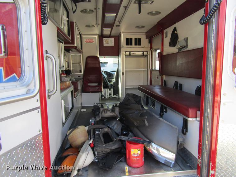 image for item EU9526 2005 Ford E350 Super Duty ambulance