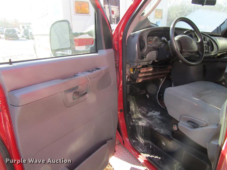 image for item EU9526 2005 Ford E350 Super Duty ambulance
