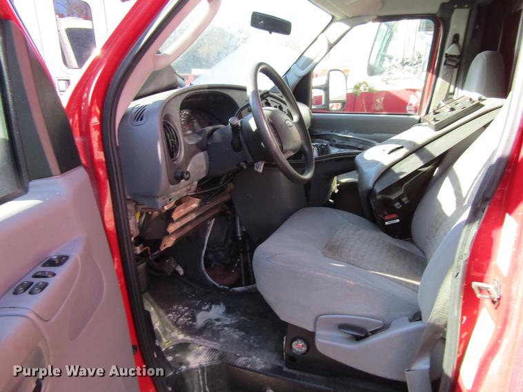 image for item EU9526 2005 Ford E350 Super Duty ambulance
