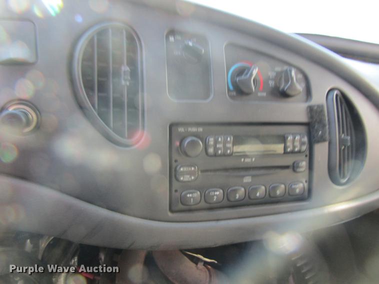 image for item EU9526 2005 Ford E350 Super Duty ambulance