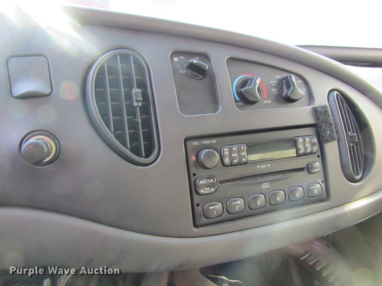 image for item EU9526 2005 Ford E350 Super Duty ambulance