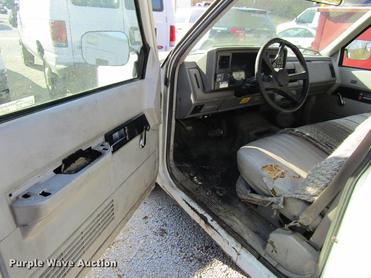 image for item EU9527 1993 Chevrolet 1500 pickup truck