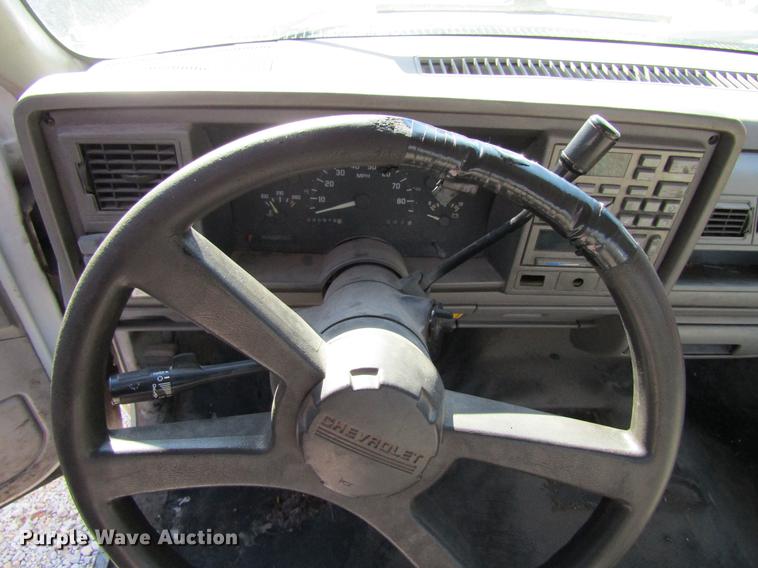 image for item EU9527 1993 Chevrolet 1500 pickup truck