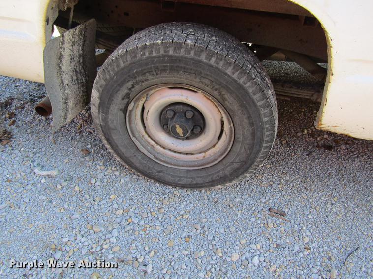 image for item EU9527 1993 Chevrolet 1500 pickup truck