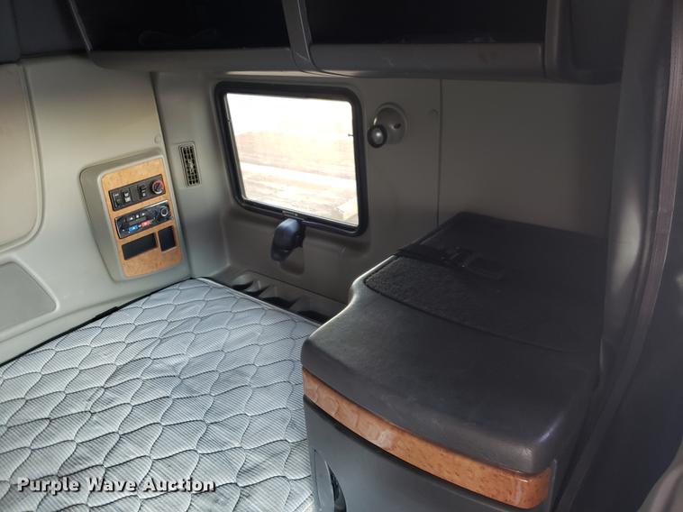 image for item AV9438 2012 International ProStar semi truck