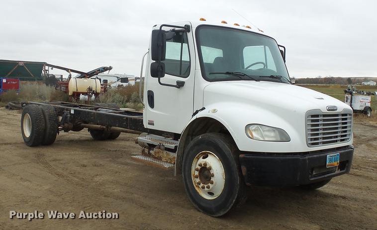 image for item DA3585 2005 Freightliner Business Class M2 truck cab and chassis